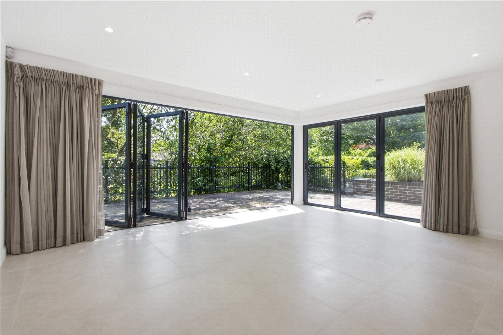 Flat Totteridge Lane in Greater London