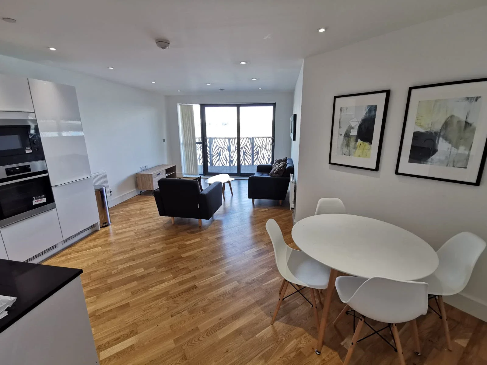 Flat Leven Road in Greater London