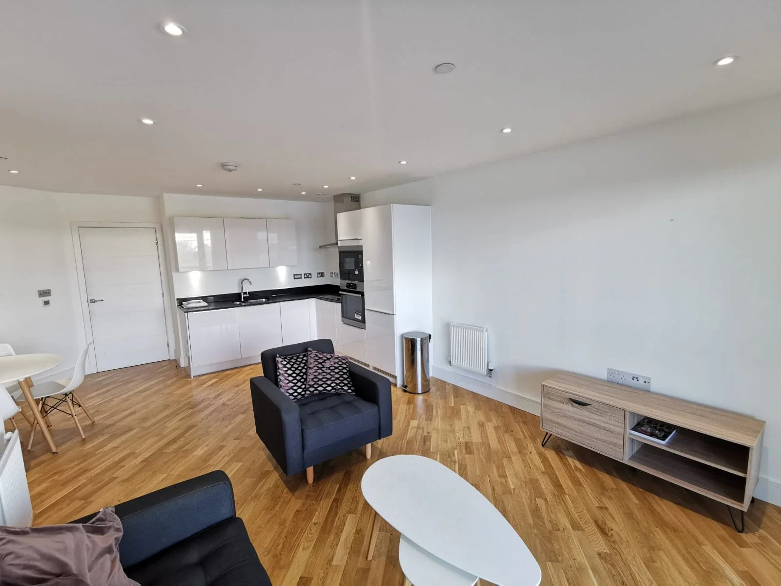 Flat Leven Road in Greater London