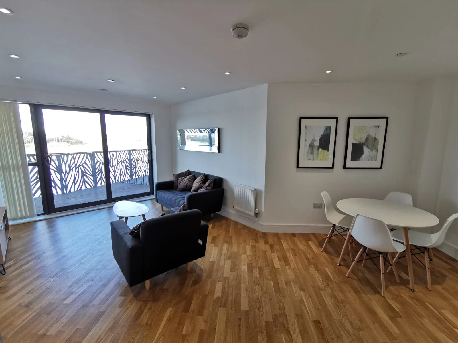 Flat Leven Road in Greater London