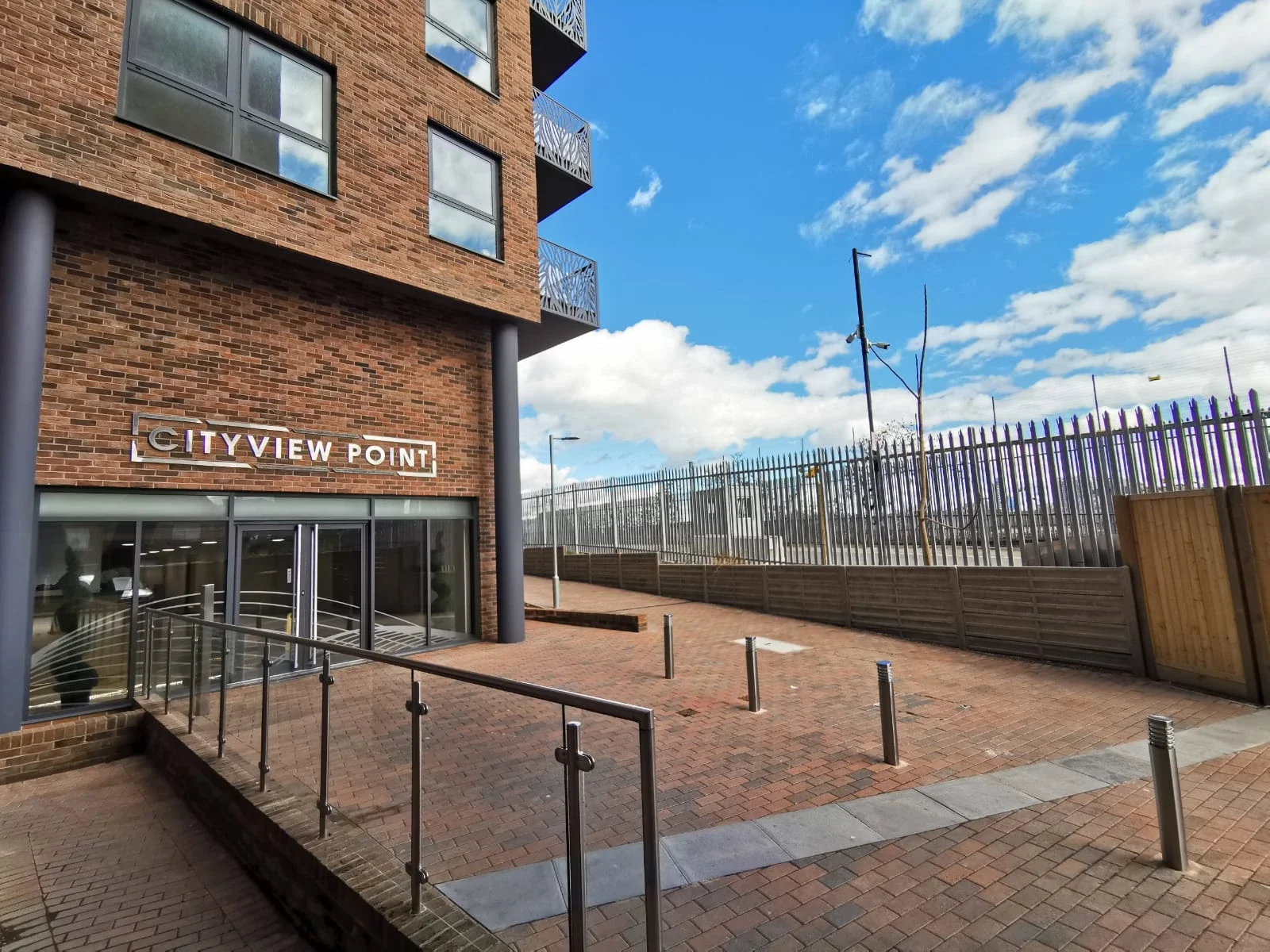Flat Leven Road in Greater London