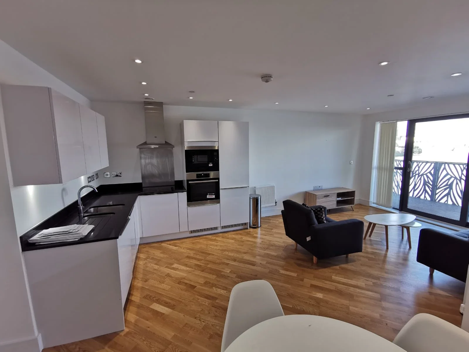 Flat Leven Road in Greater London