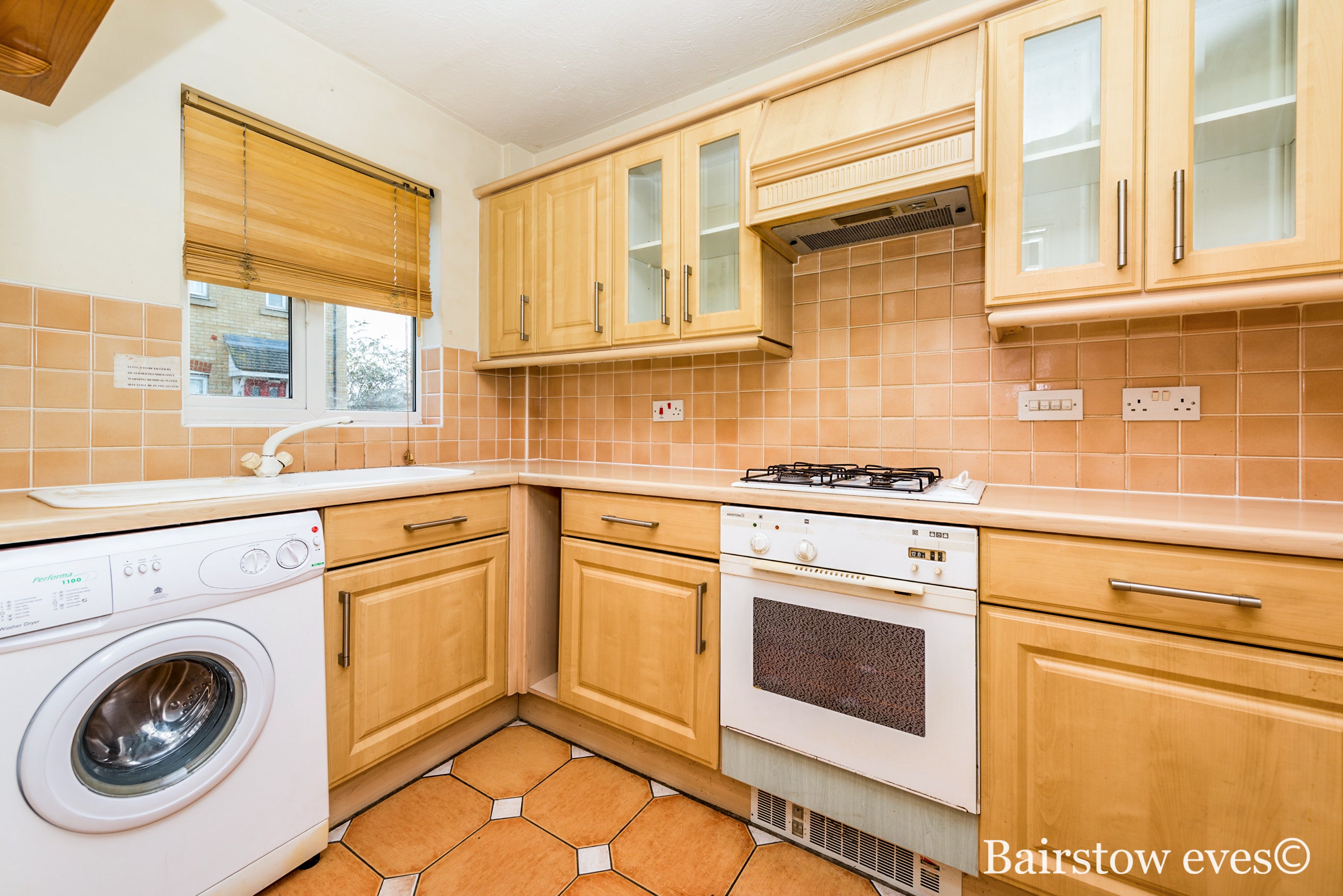 House Rawlyn Close in Grays