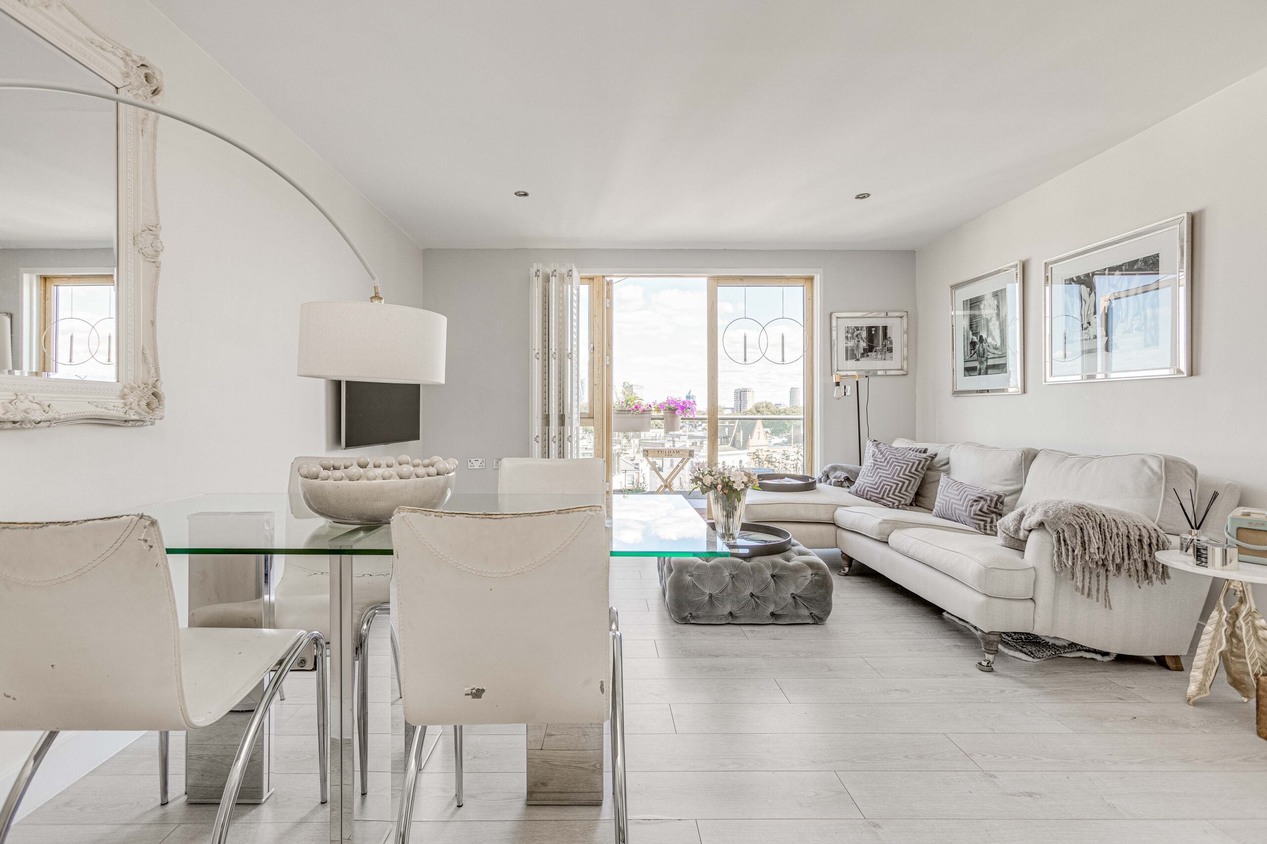 Flat Dairy Close in Greater London