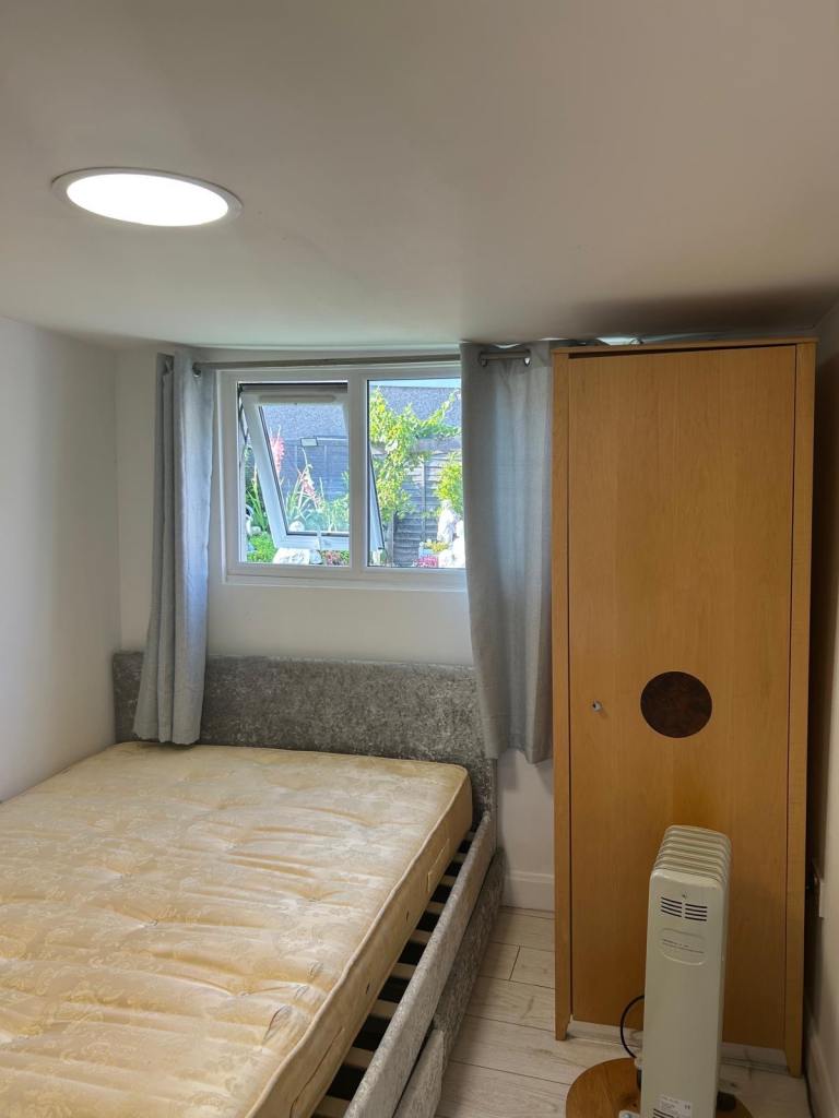 Flat Kingshill Avenue in Greater London