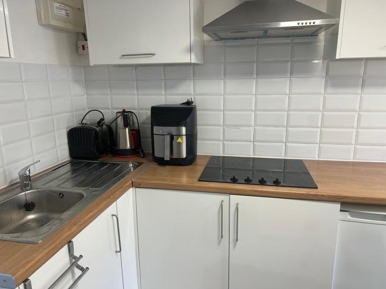Flat Kingshill Avenue in Greater London