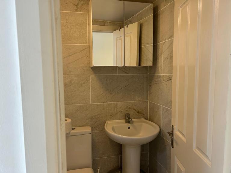 Flat Kingshill Avenue in Greater London