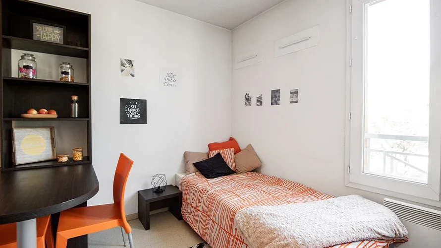 Room Rue des Iris in Bron