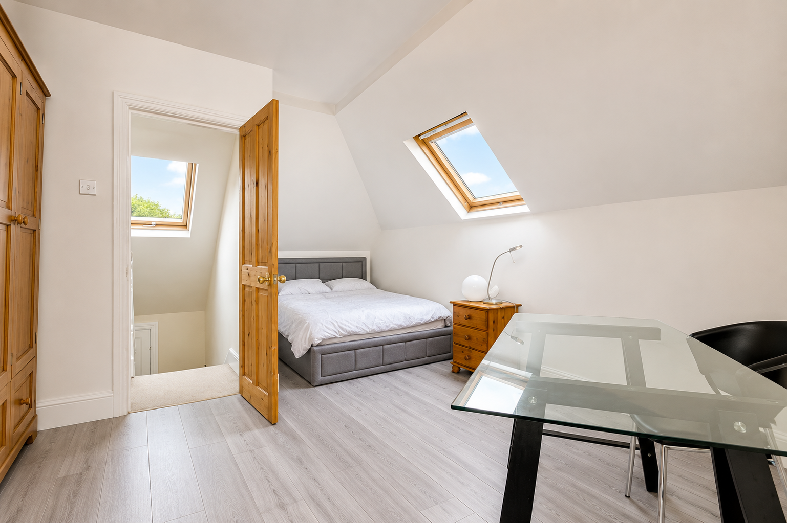 Flat Thornbury Road in Greater London