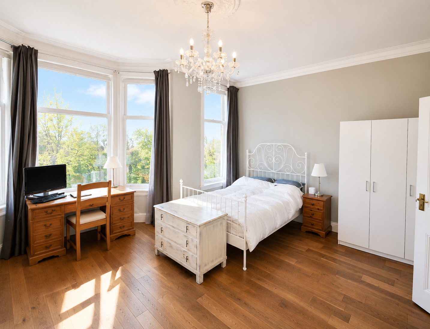 Flat Thornbury Road in Greater London