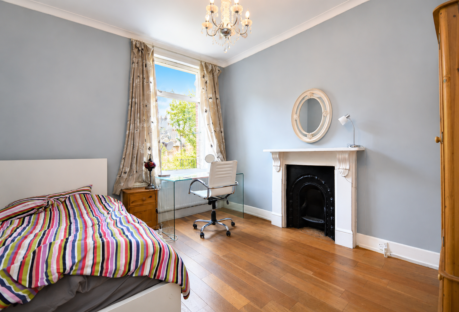 Flat Thornbury Road in Greater London
