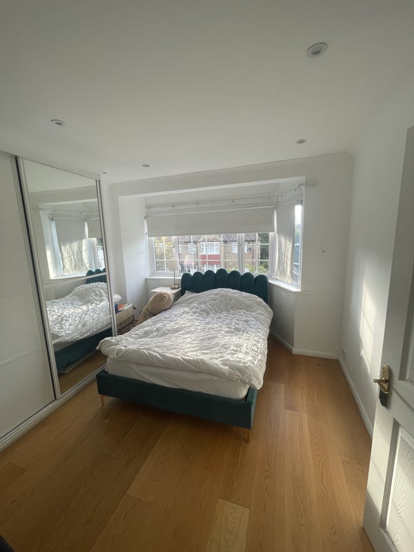 Room Ridgeview Road in Greater London