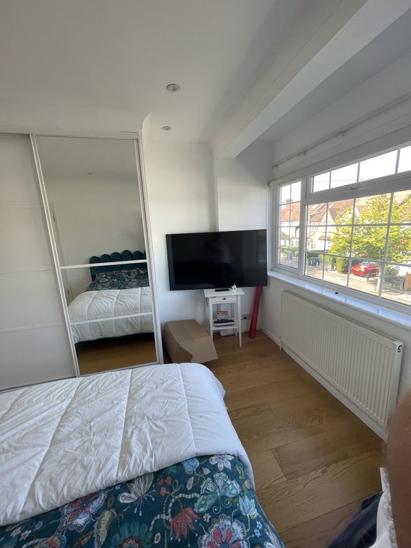 Room Ridgeview Road in Greater London