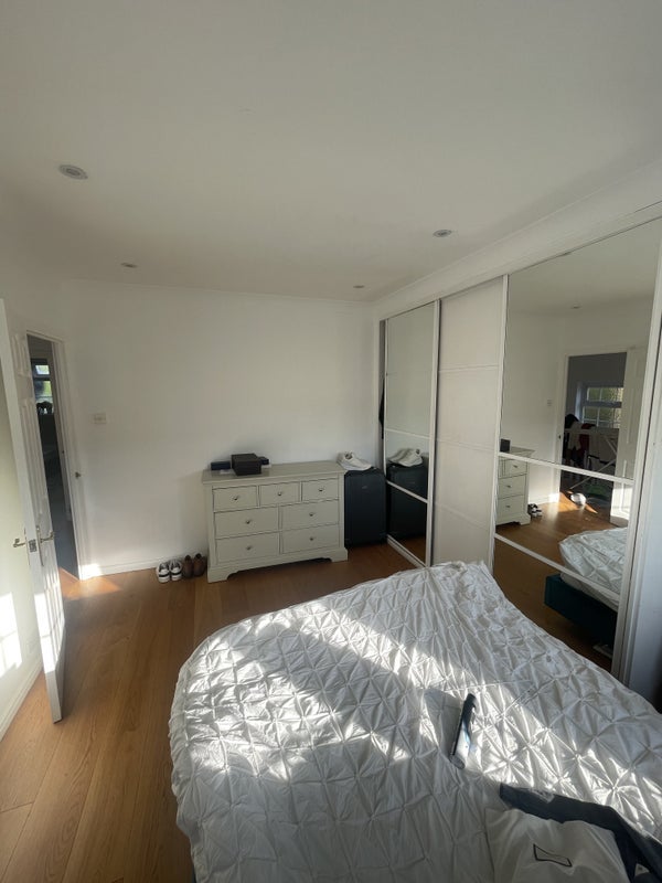 Room Ridgeview Road in Greater London