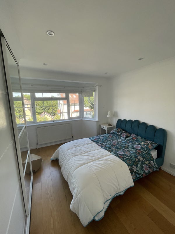 Room Ridgeview Road in Greater London