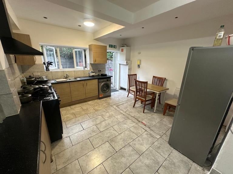 Room Greenfield Road in Greater London
