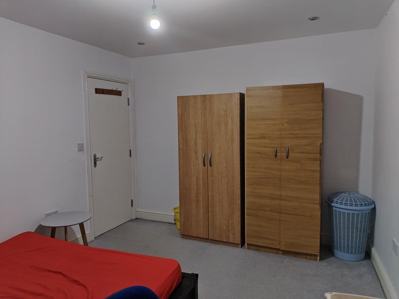 Room Goldsmith Avenue in Greater London