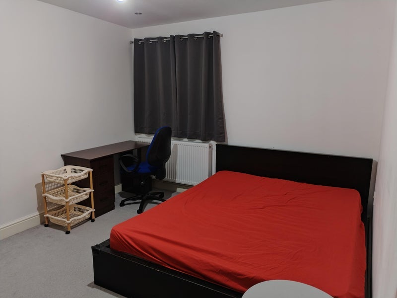 Room Goldsmith Avenue in Greater London