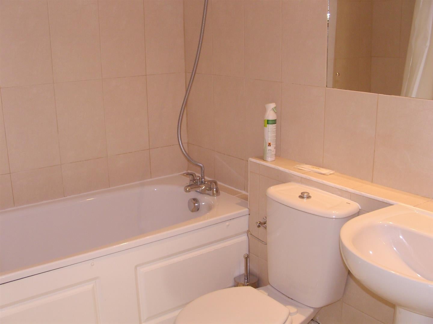 Flat Woolmead Avenue in Greater London