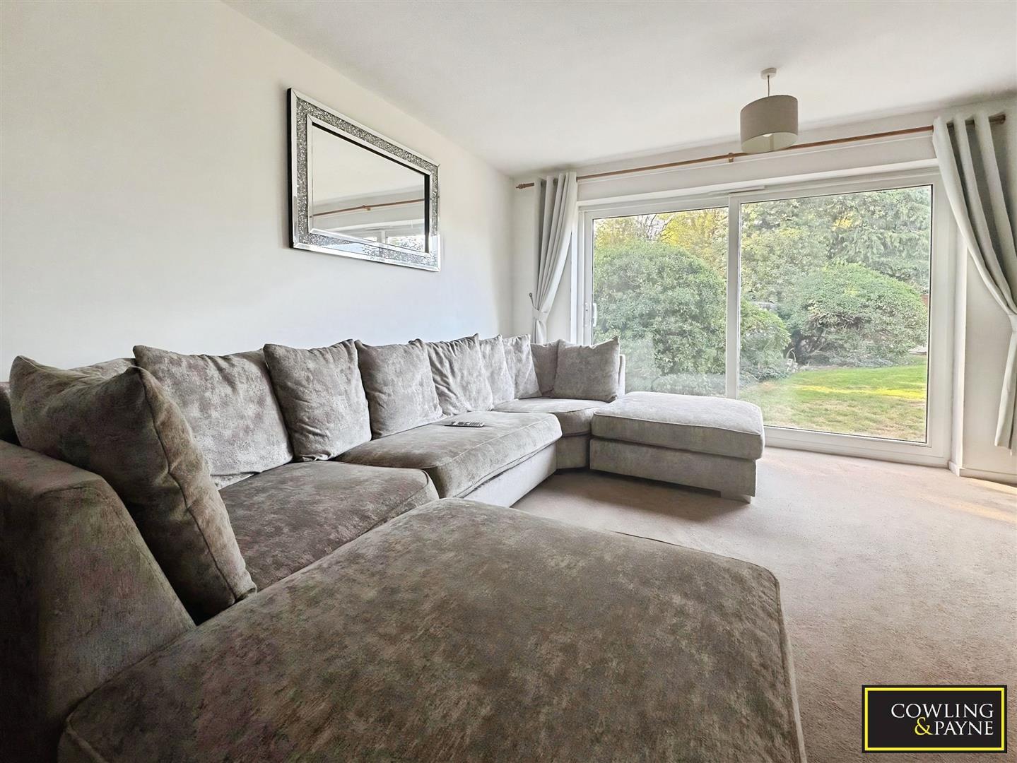 Flat Royal Oak Drive in Basildon