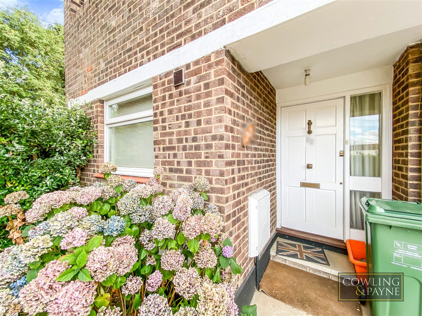 Flat Royal Oak Drive in Basildon