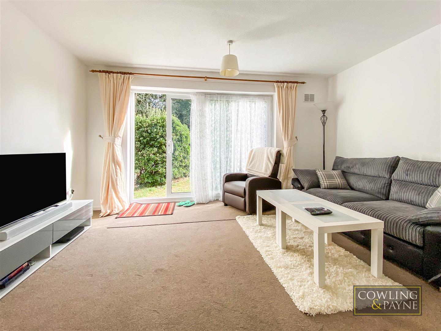 Flat Royal Oak Drive in Basildon