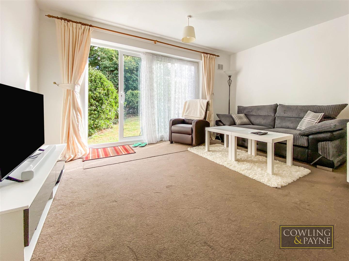 Flat Royal Oak Drive in Basildon