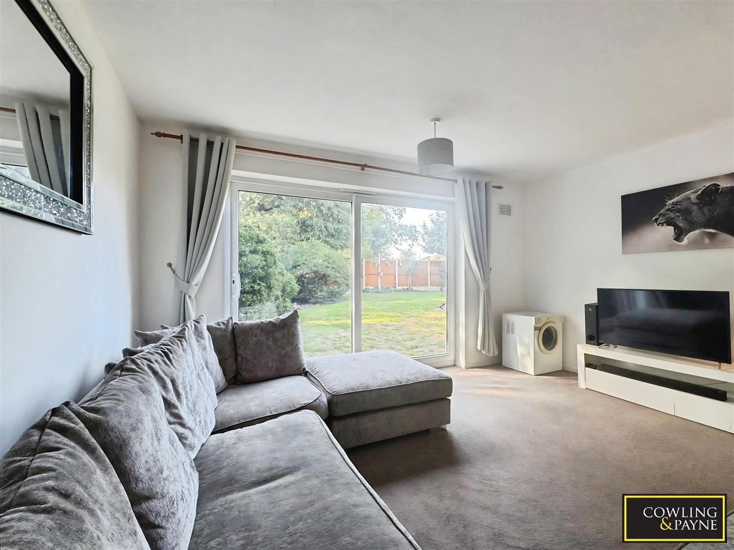 Flat Royal Oak Drive in Basildon
