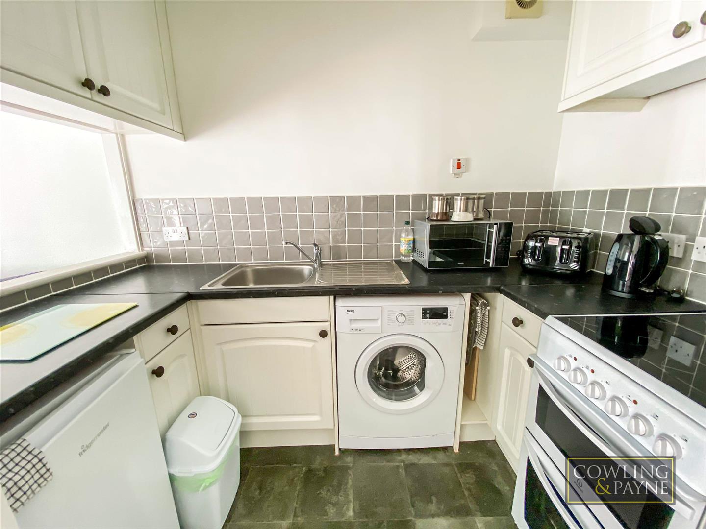 Flat Royal Oak Drive in Basildon