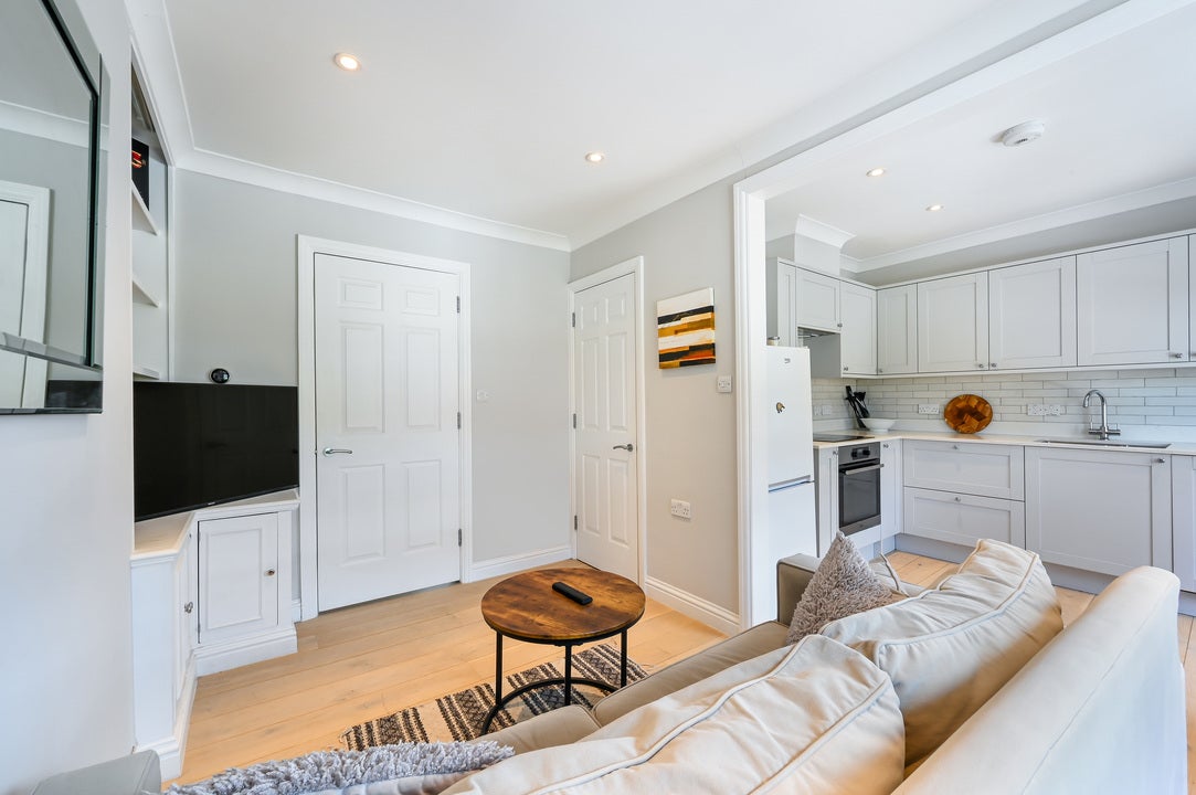Flat Saint John's Hill in Greater London