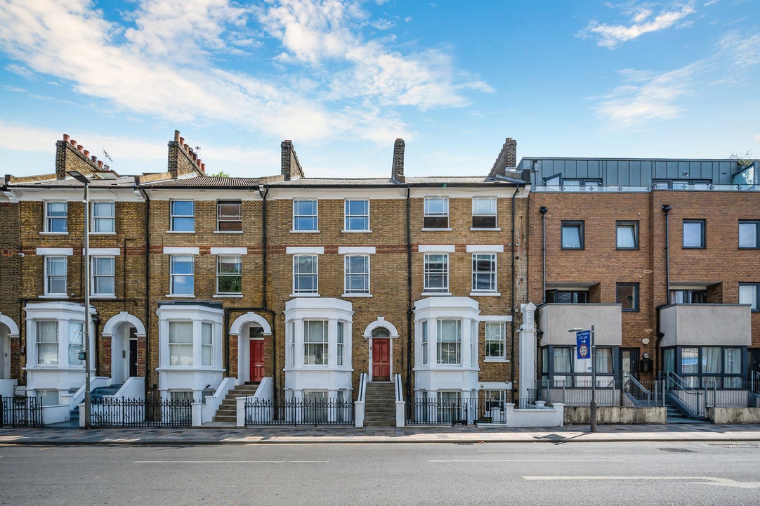 Flat Saint John's Hill in Greater London
