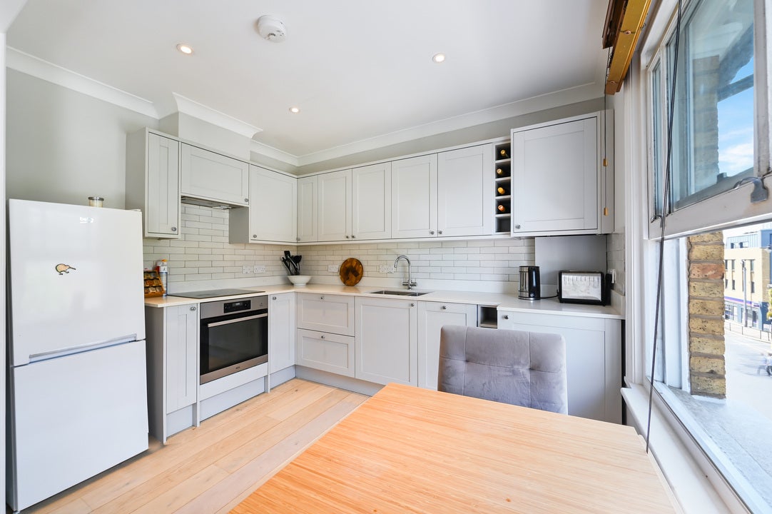 Flat Saint John's Hill in Greater London