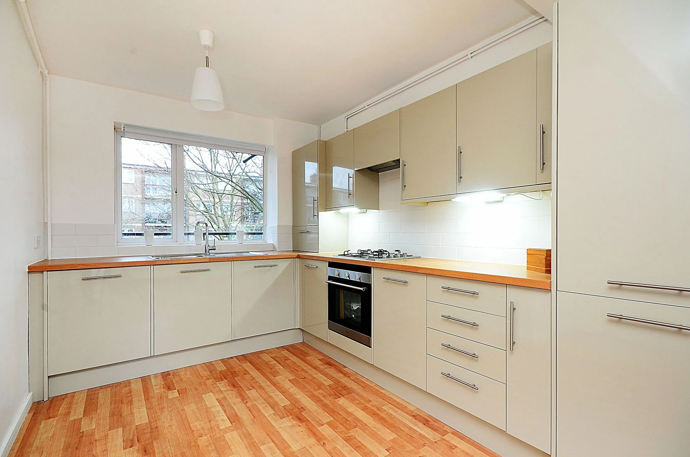 Flat Carbis Road in Greater London