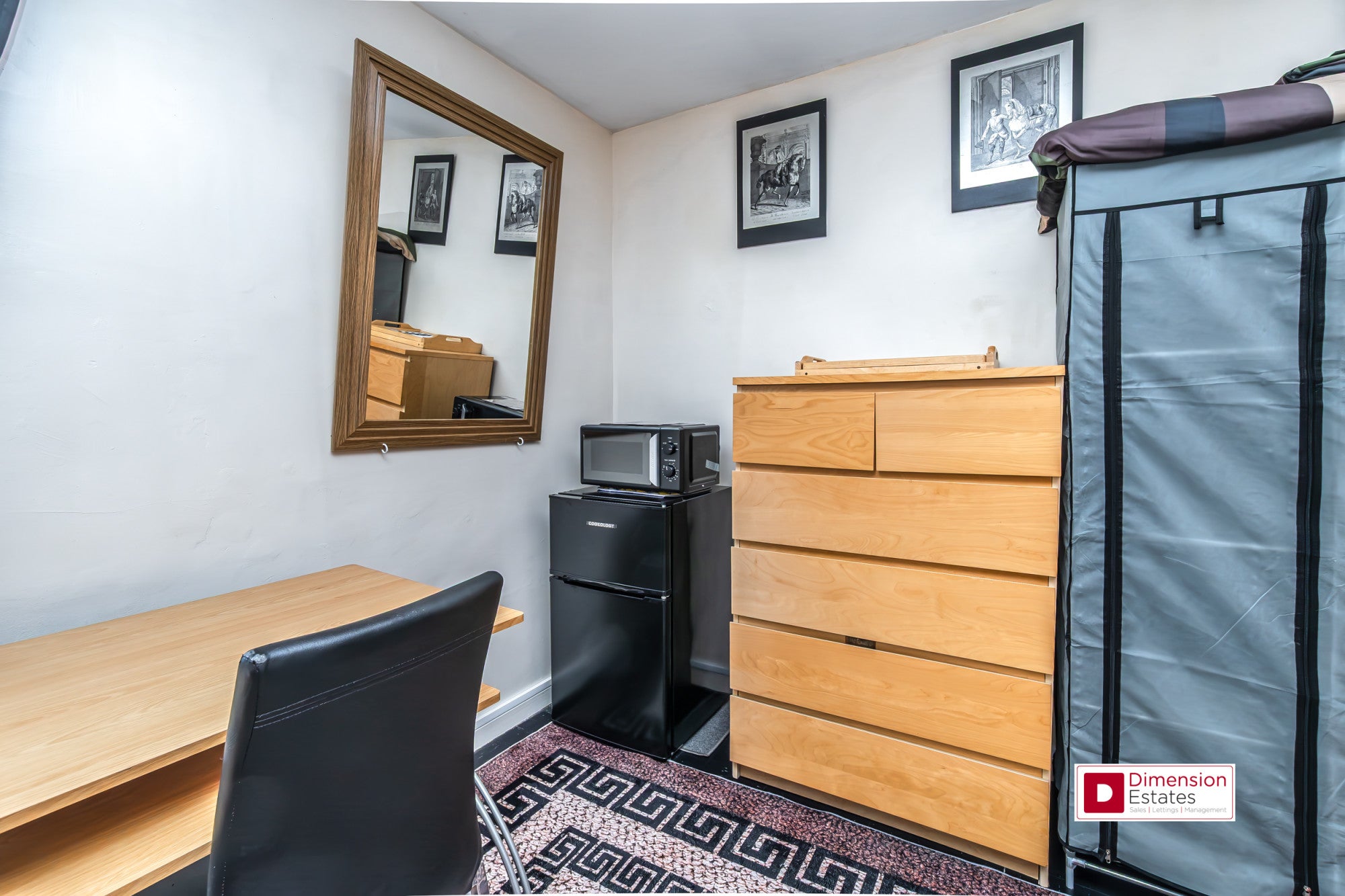 Room Della Path in Greater London