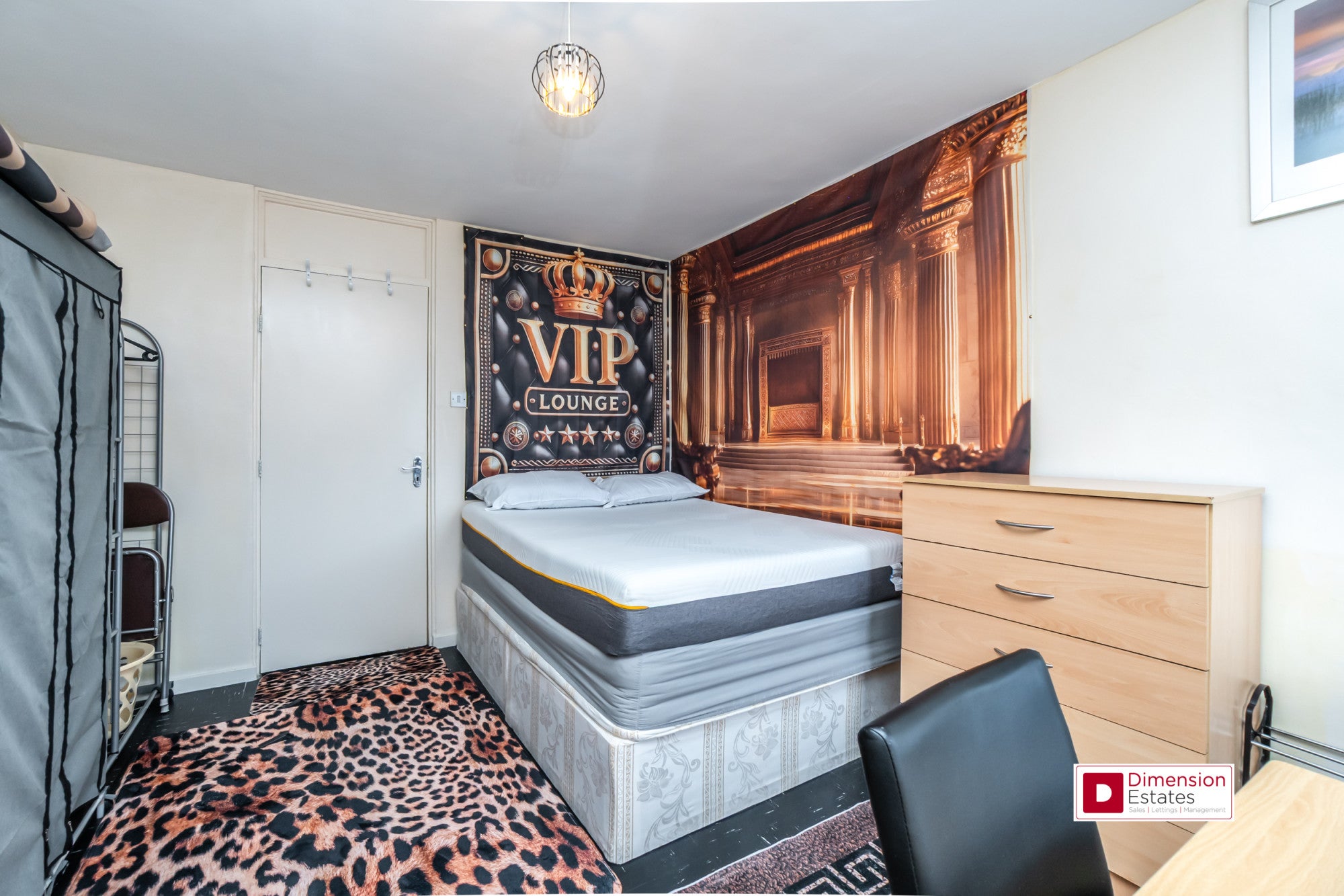 Room Della Path in Greater London
