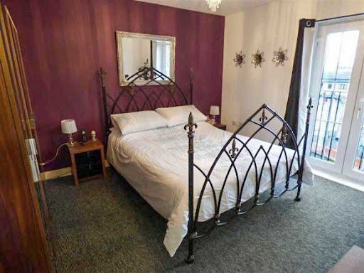 Flat Panyers Gardens in Greater London