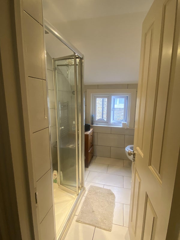 Room Leander Road in Greater London