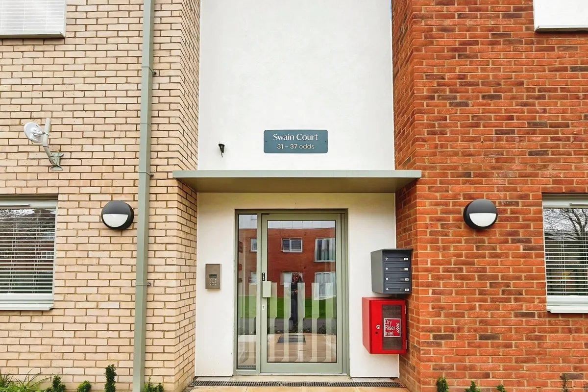 Flat Flamborough Close in Peterborough