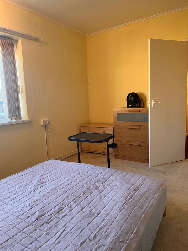 Room Edge Way in Nottingham