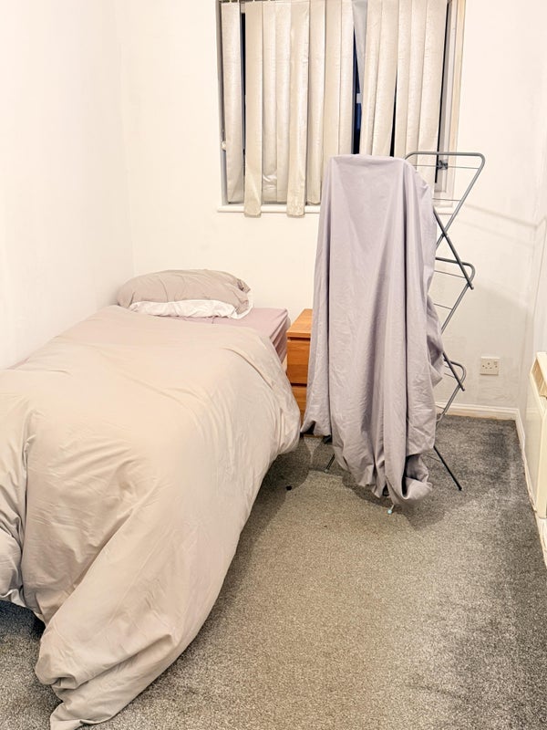 Room Bolton Road in Crawley