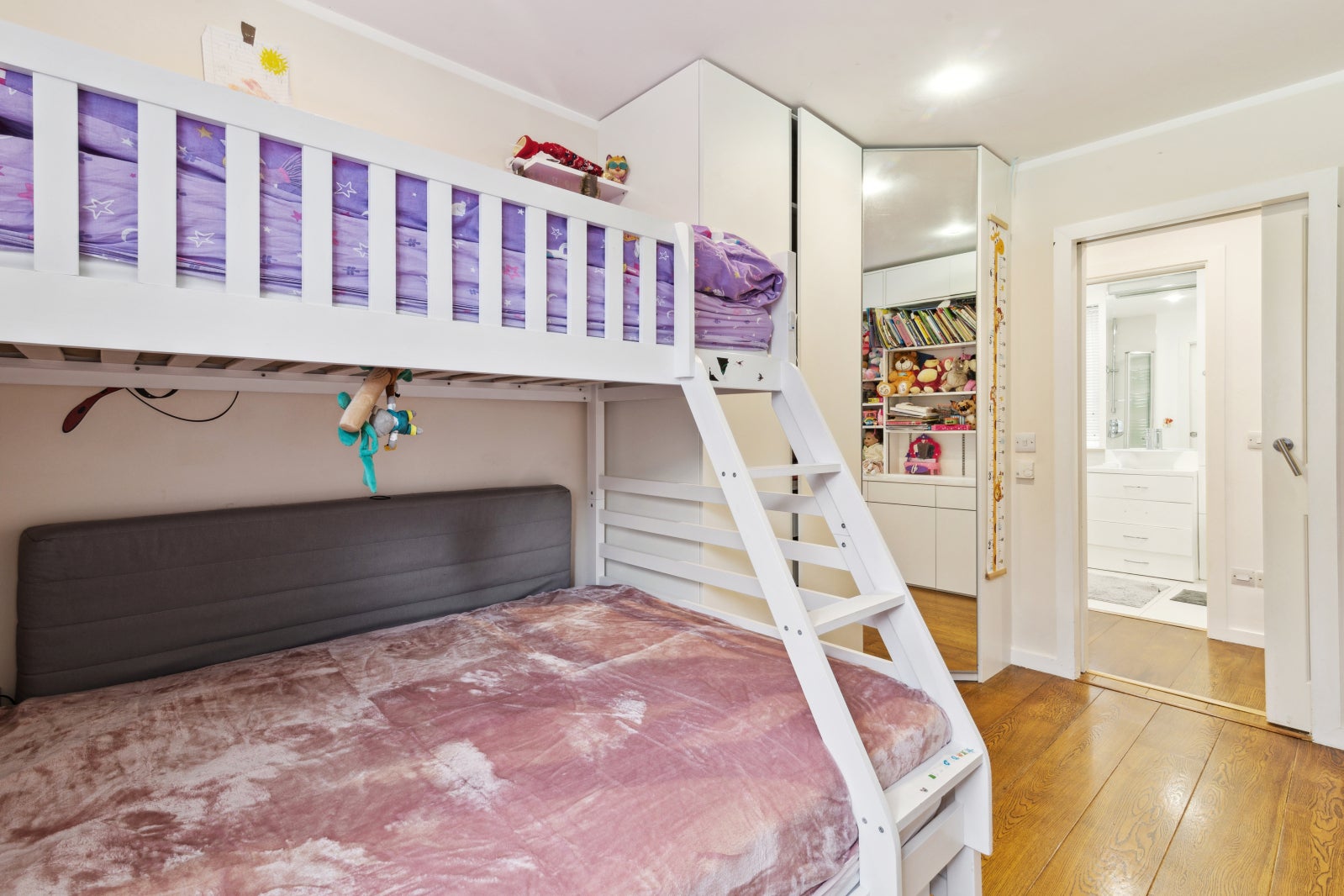 Flat Prince of Wales Terrace in Greater London