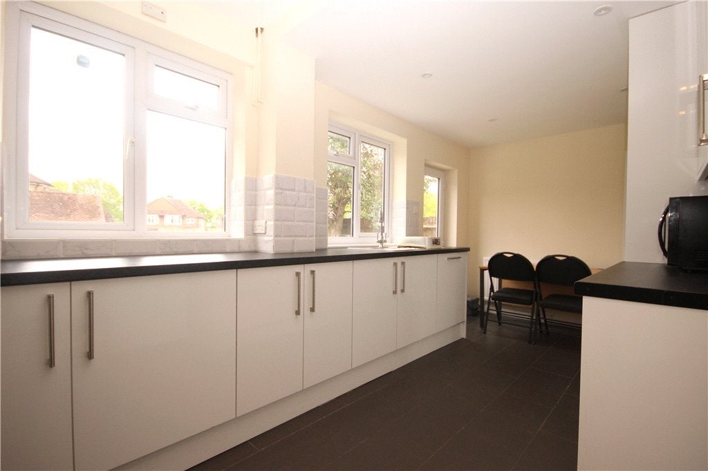 Flat Manor Road in Guildford