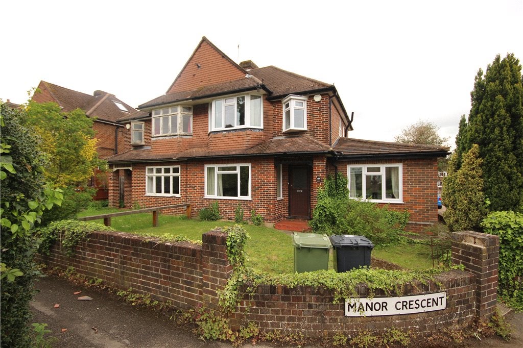 Flat Manor Road in Guildford