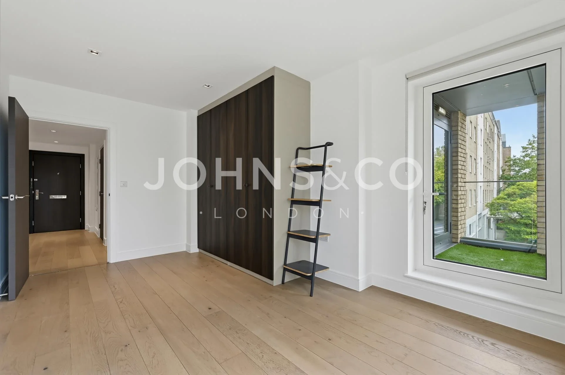 Flat Kew Bridge Road in Greater London