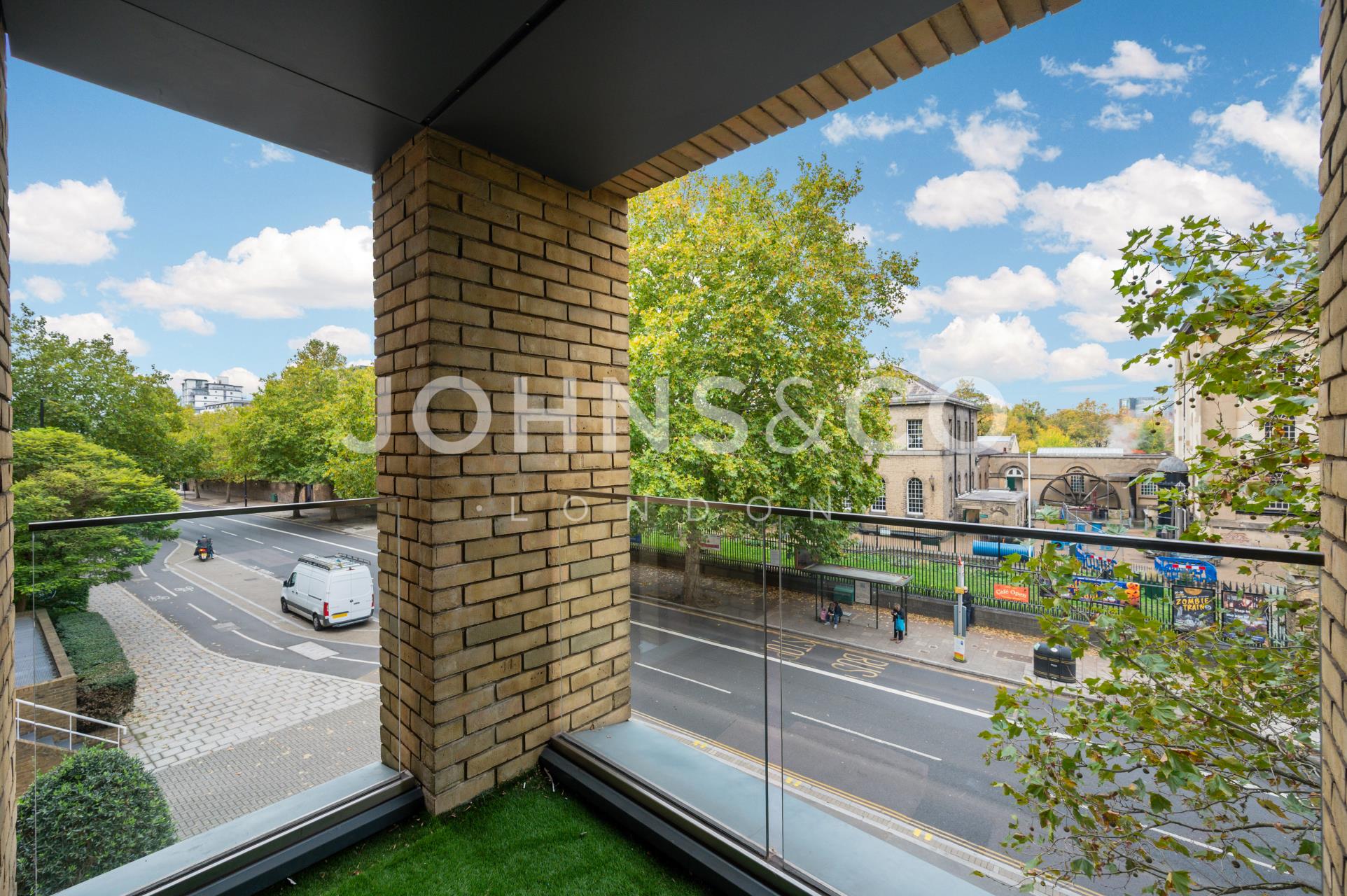 Flat Kew Bridge Road in Greater London