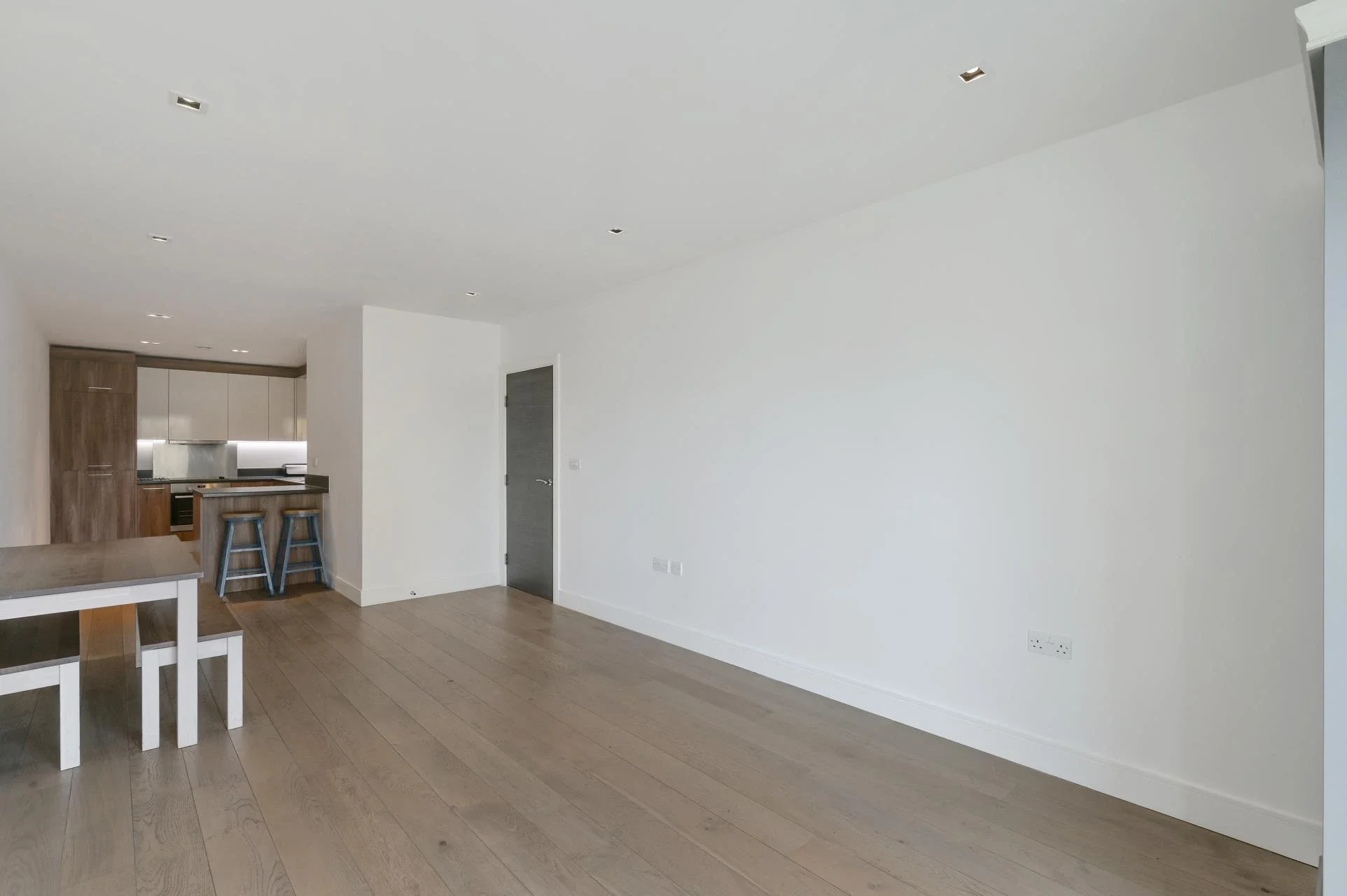 Flat Kew Bridge Road in Greater London