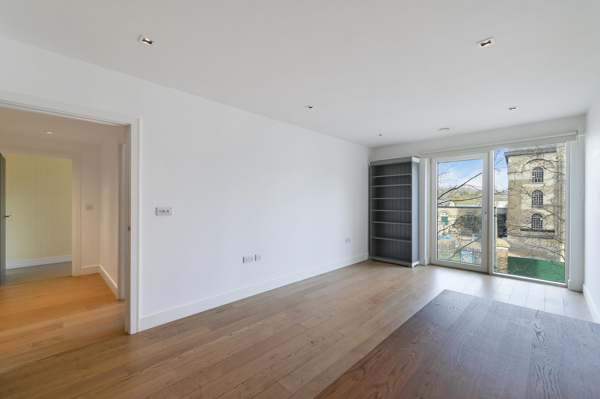Flat Kew Bridge Road in Greater London