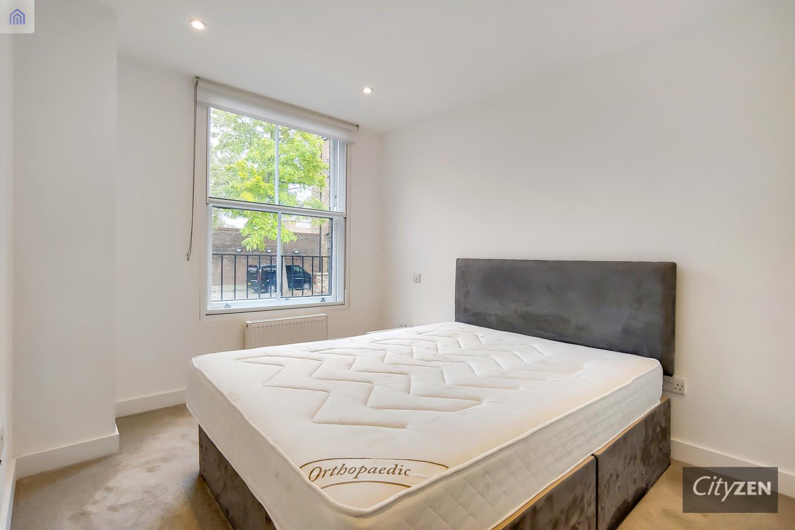Flat Clyde Square in Greater London