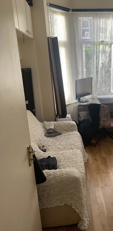 Flat Macfarlane Road in Greater London