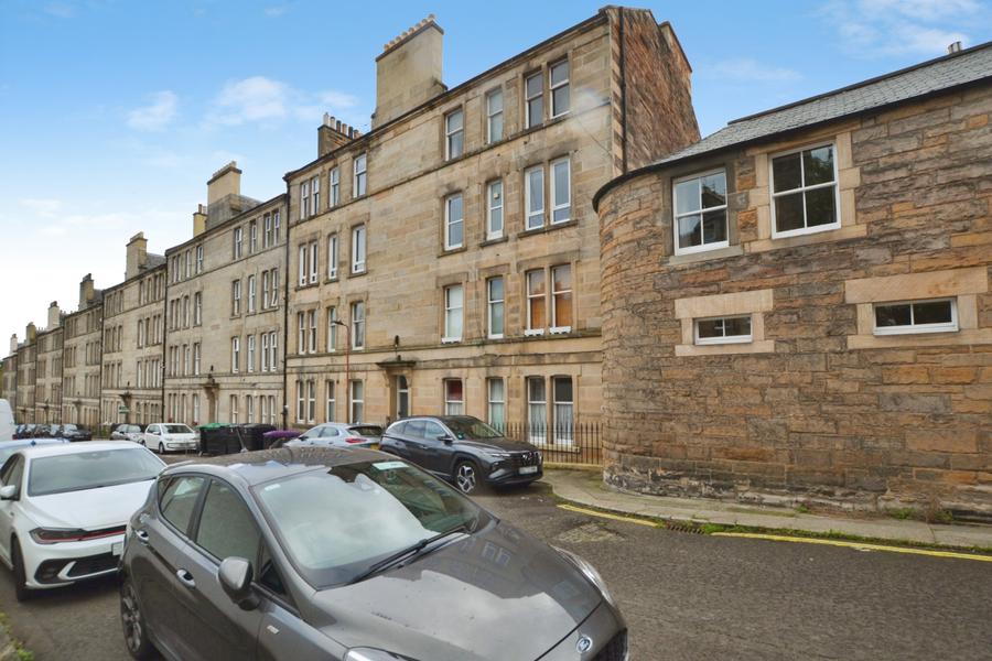 Flat Comely Bank Row in City of Edinburgh